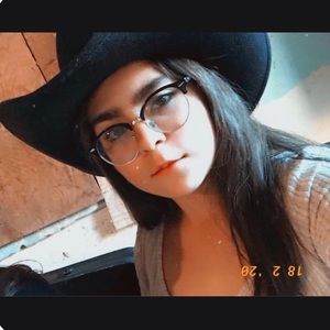 Meet your Posher, Alexia